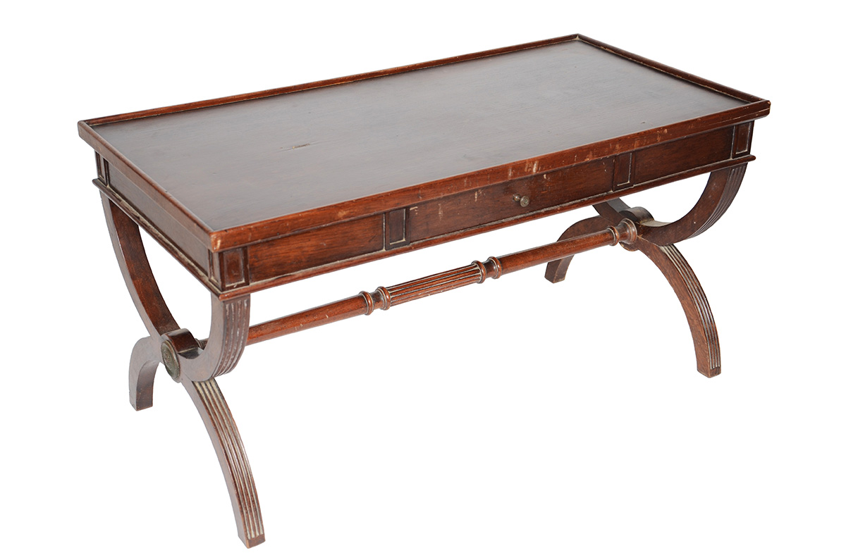 Mesa de cento de madeira nobre, com gaveta, estilo ingles.