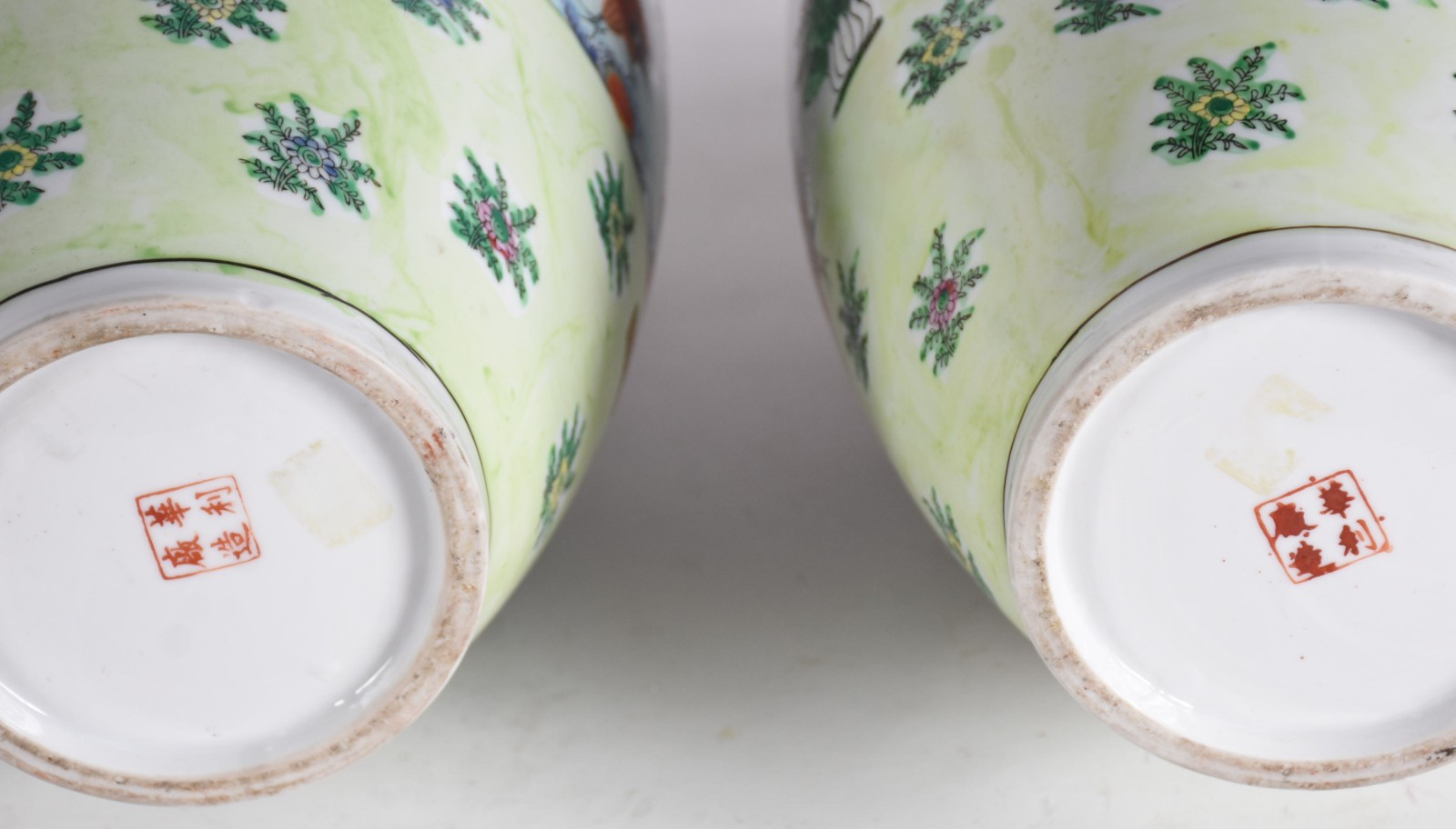 Par de vasos de porcelana chinesa policromada. - foto 4 de 5