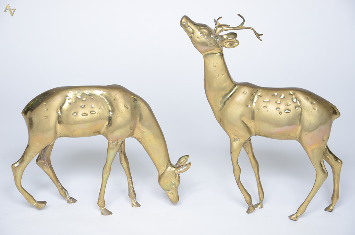 Par de alces de bronze. Alturas 22 cm e 33 cm.