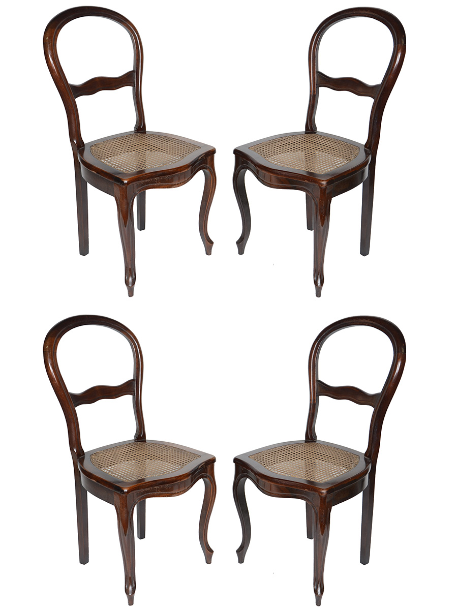 Conjunto com 4 cadeiras de madeira nobre, assentos de palhinha .