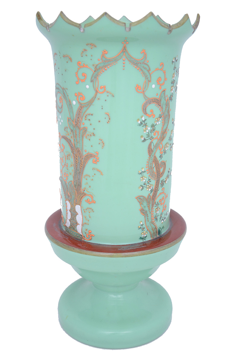 Vaso de opalina verde, guirlandas florais em policromia, borda...