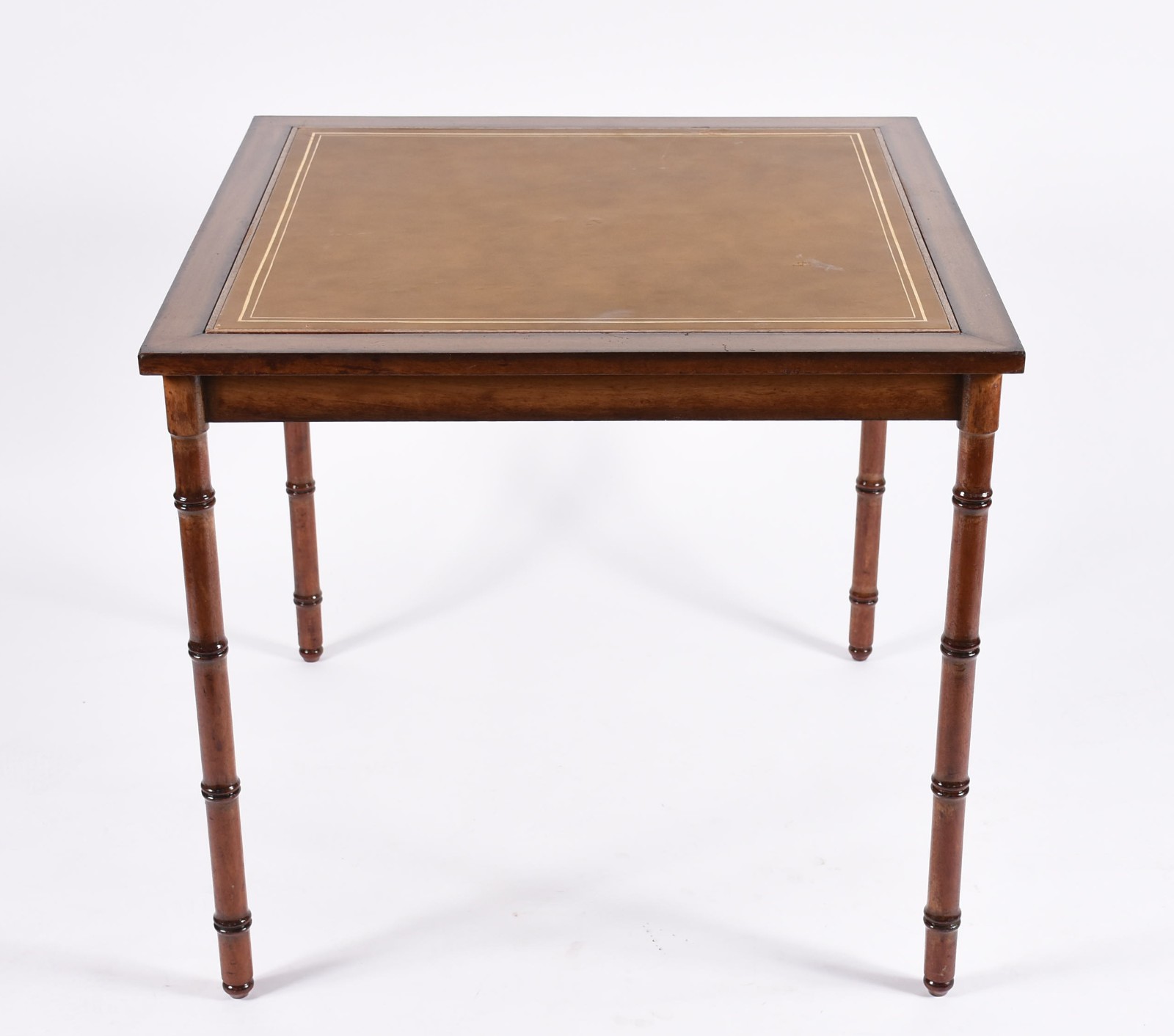 Mesa para jogo de madeira nobre, feitio quadrado, tampo forrado com... - foto 1 de 6