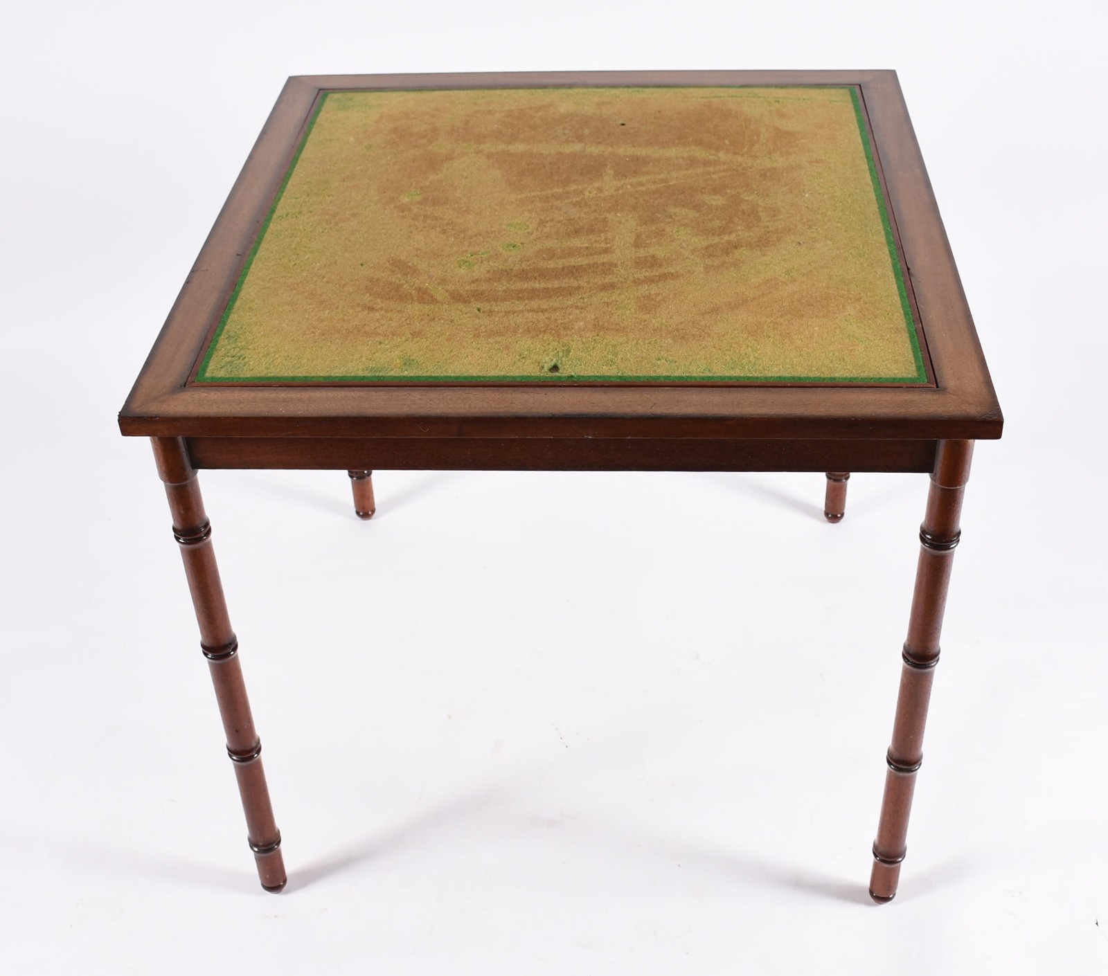 Mesa para jogo de madeira nobre, feitio quadrado, tampo forrado com... - foto 2 de 6