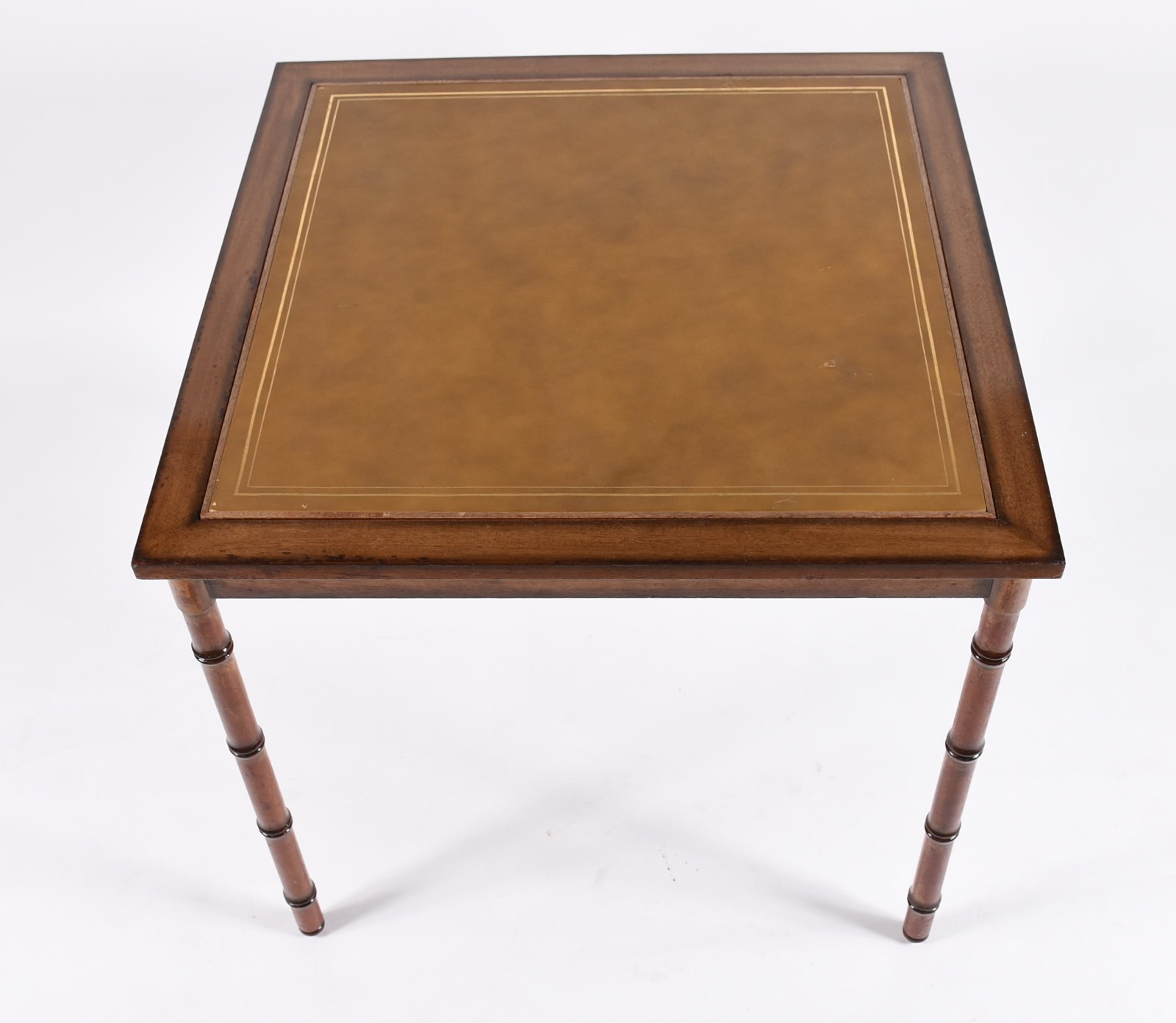 Mesa para jogo de madeira nobre, feitio quadrado, tampo forrado com... - foto 4 de 6