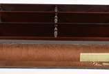 Estante com 4 prateleiras de madeira nobre liga... - Estante com 4 prateleiras de madeira nobre ligadas por pequenas colunas torneadas.