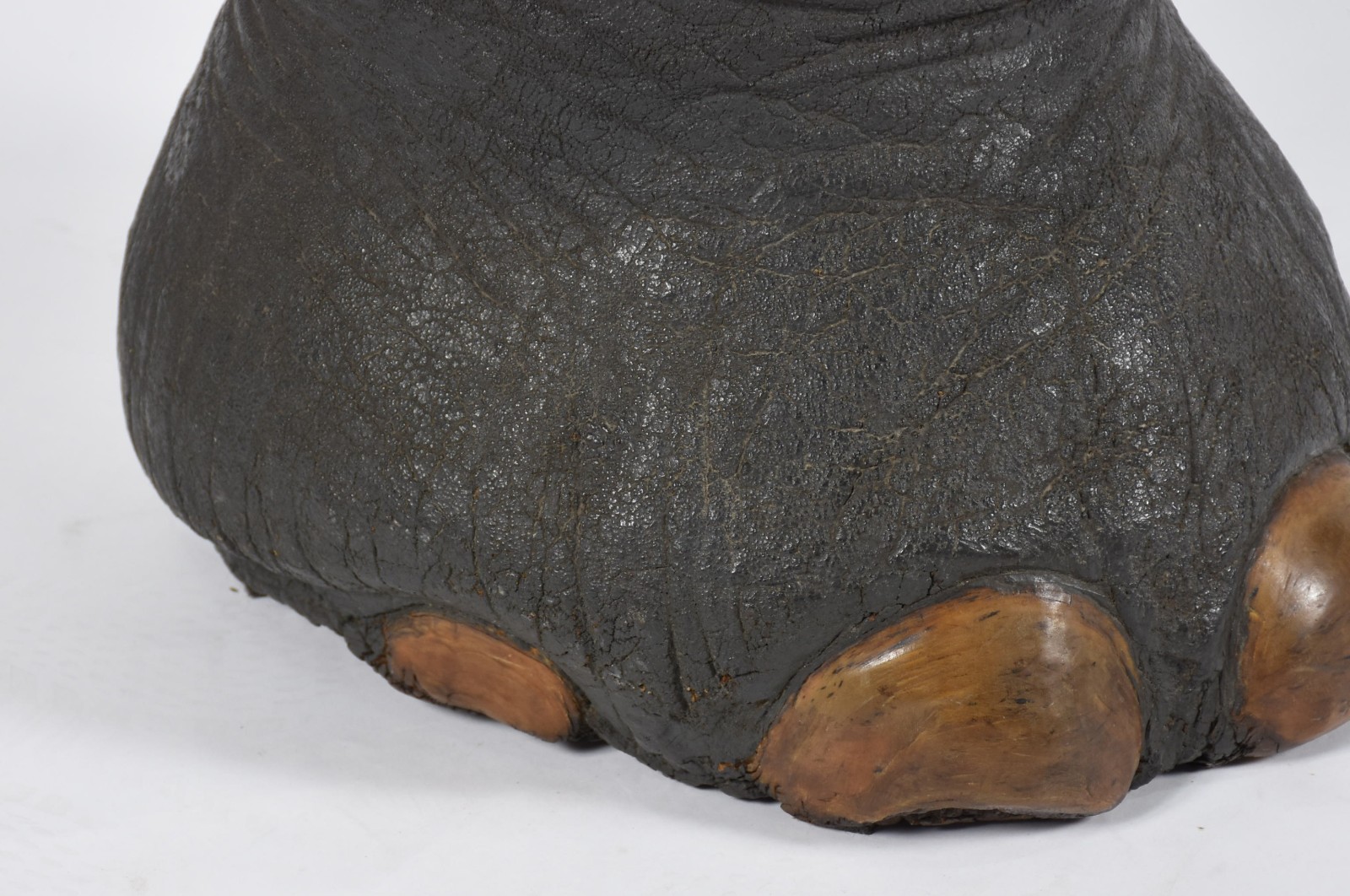 Banqueta feita de Pata de elefante legítima de Moçambique. - foto 3 de 6