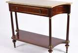 Console estilo inglês de madeira nobre filetada... - Console estilo inglês de madeira nobre filetada, uma gaveta, platô inferior e tampo de mármore.