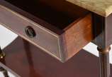 Console estilo inglês de madeira nobre filetada... - Console estilo inglês de madeira nobre filetada, uma gaveta, platô inferior e tampo de mármore.