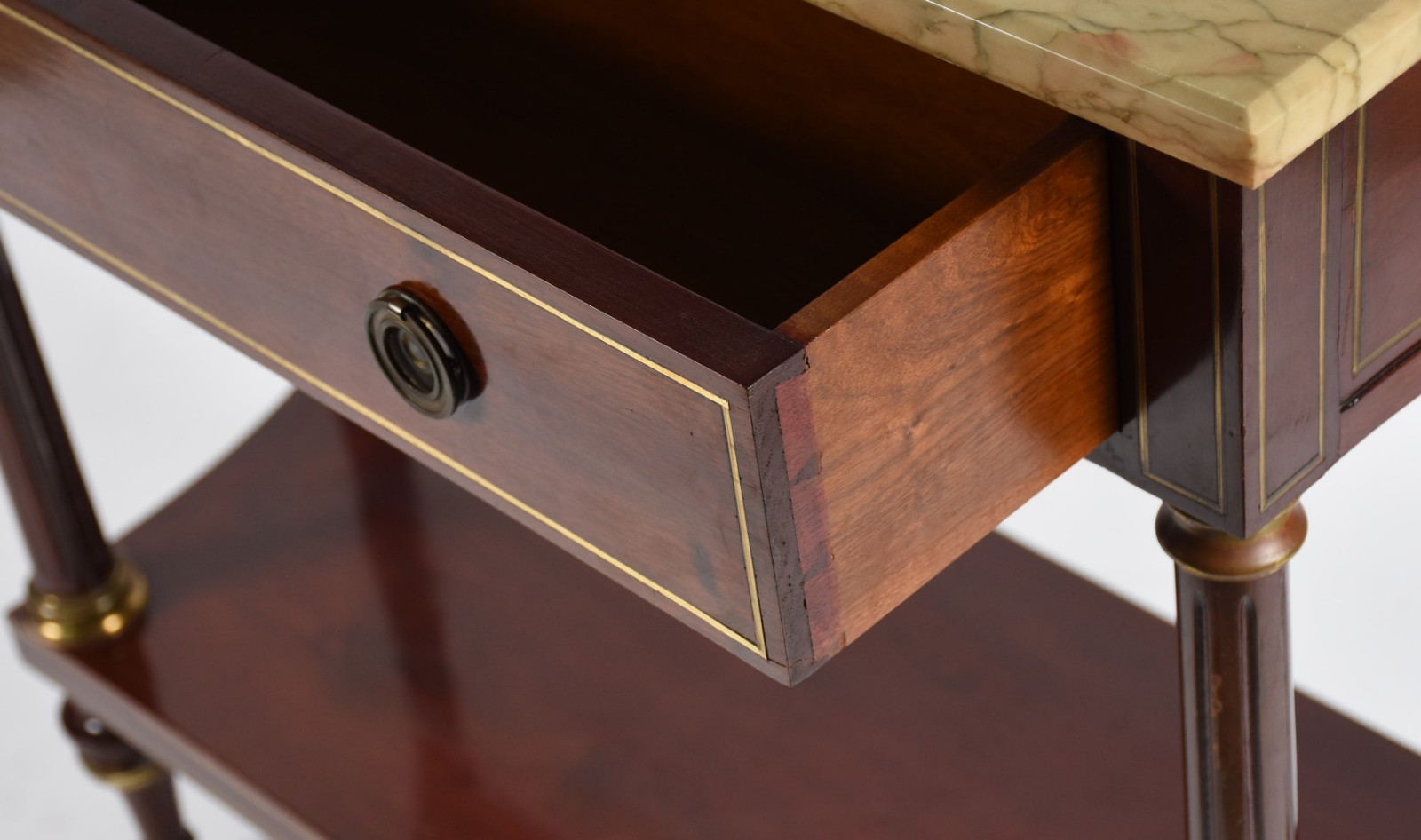 Console estilo inglês de madeira nobre filetada, uma gaveta, platô... - foto 4 de 6