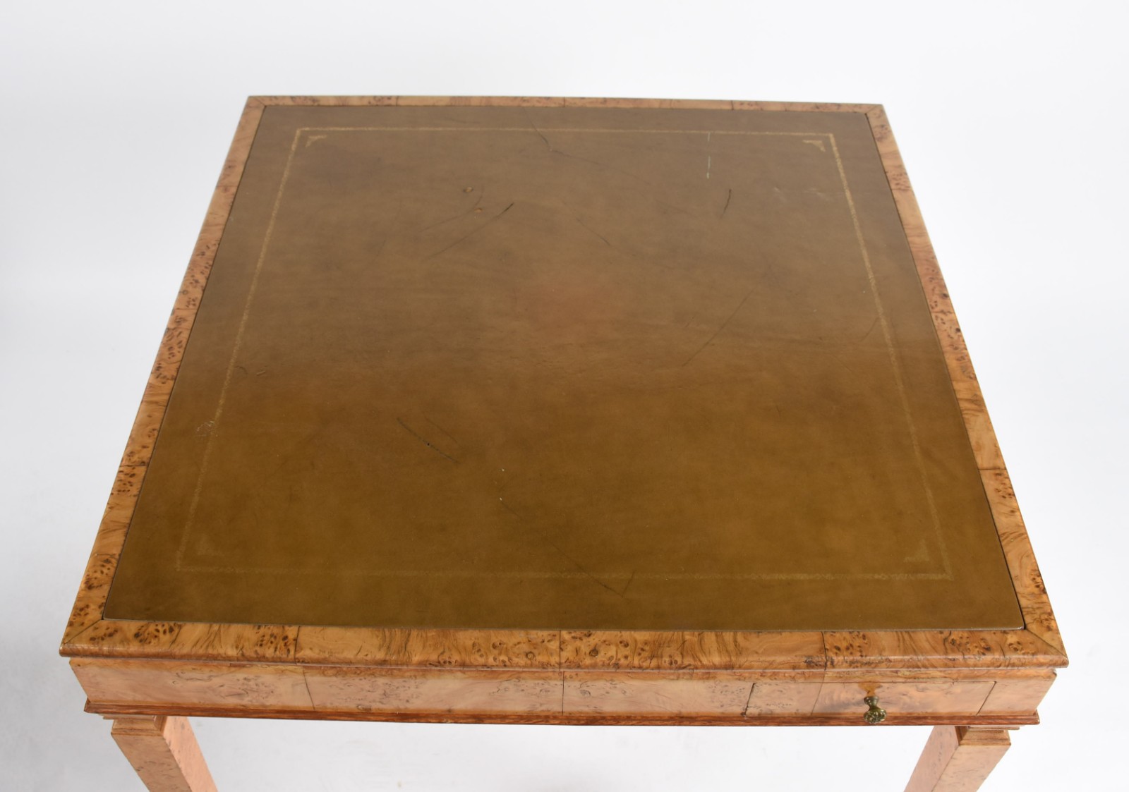 Mesa de jogo de radica com tampo de couro (couro com desgastes), e 4... - foto 4 de 9