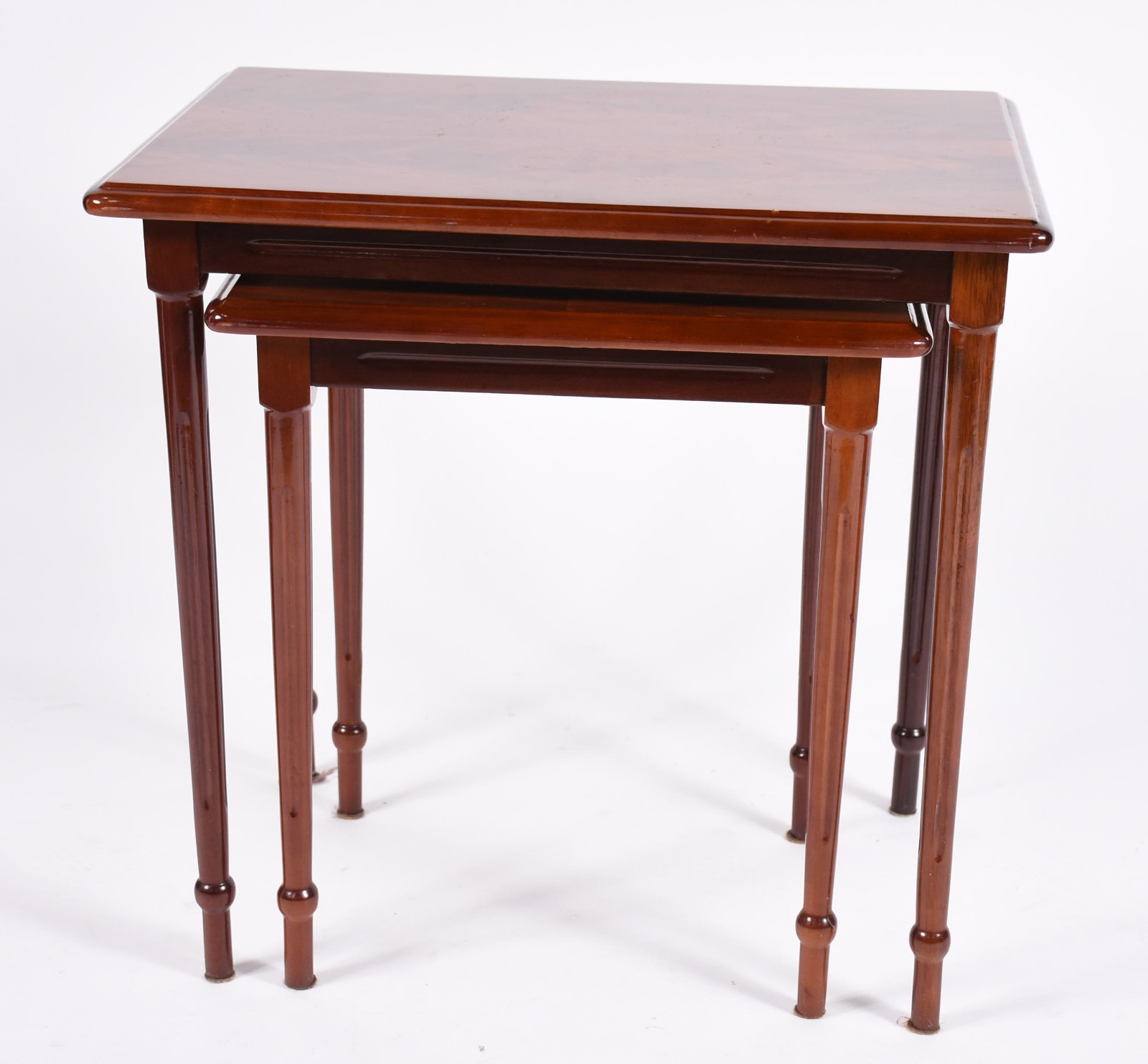 Mesa ninho de madeira nobre com 2 peças, pernas cilíndricas. - foto 2 de 3