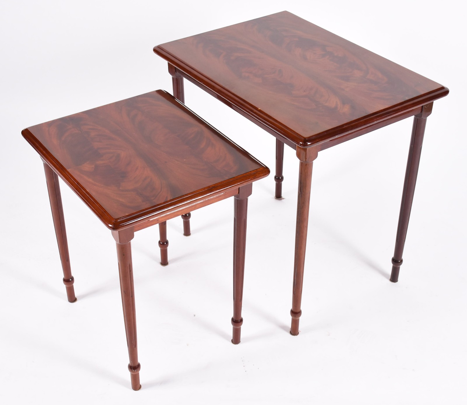 Mesa ninho de madeira nobre com 2 peças, pernas cilíndricas. - foto 1 de 3