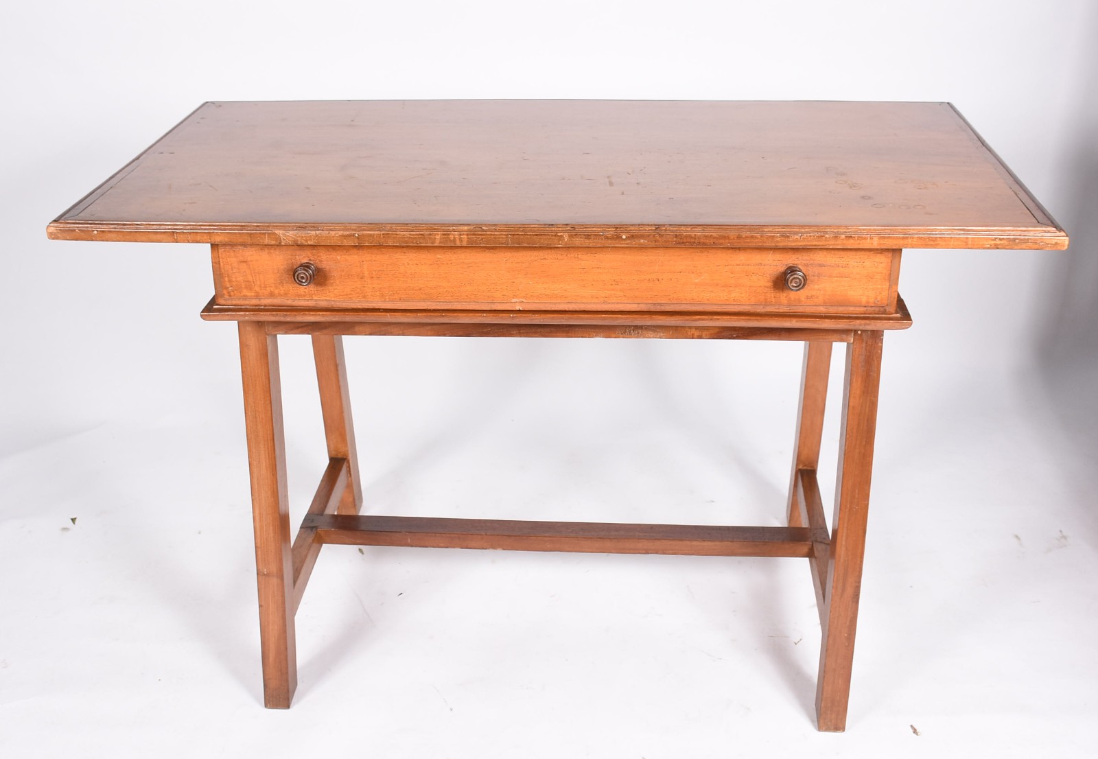 Mesa de escritório de madeira nobre, uma gaveta e pernas feitio... - foto 1 de 5