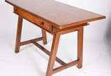 Mesa de escritório de madeira nobre, uma gaveta... - Mesa de escritório de madeira nobre, uma gaveta e pernas feitio cavalete.