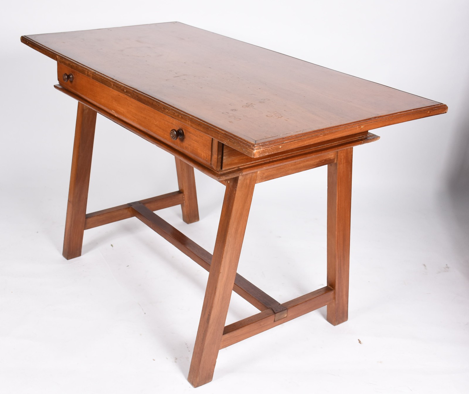 Mesa de escritório de madeira nobre, uma gaveta e pernas feitio... - foto 2 de 5