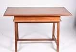 Mesa de escritório de madeira nobre, uma gaveta... - Mesa de escritório de madeira nobre, uma gaveta e pernas feitio cavalete.