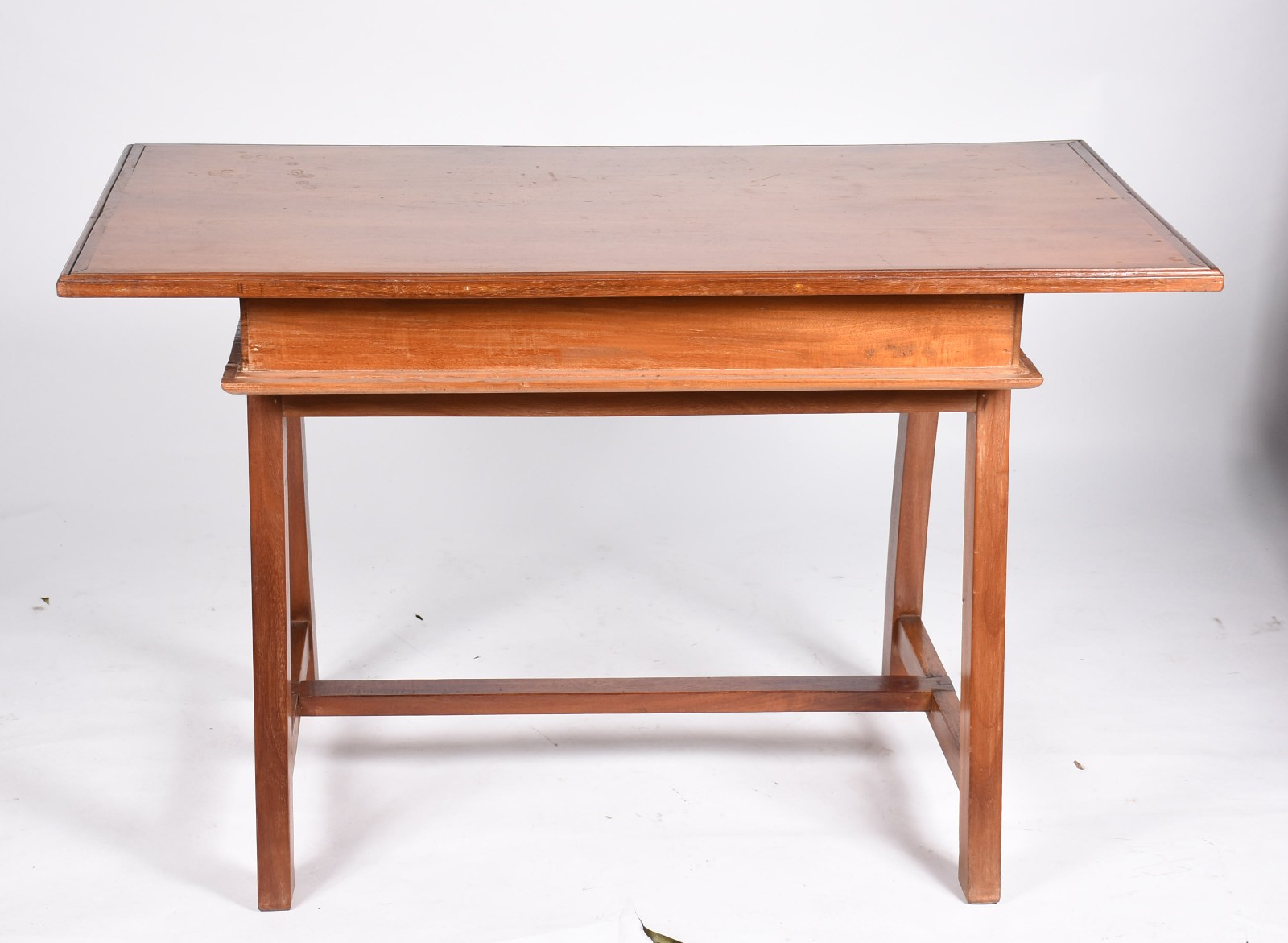 Mesa de escritório de madeira nobre, uma gaveta e pernas feitio... - foto 4 de 5
