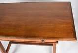 Mesa de escritório de madeira nobre, uma gaveta... - Mesa de escritório de madeira nobre, uma gaveta e pernas feitio cavalete.