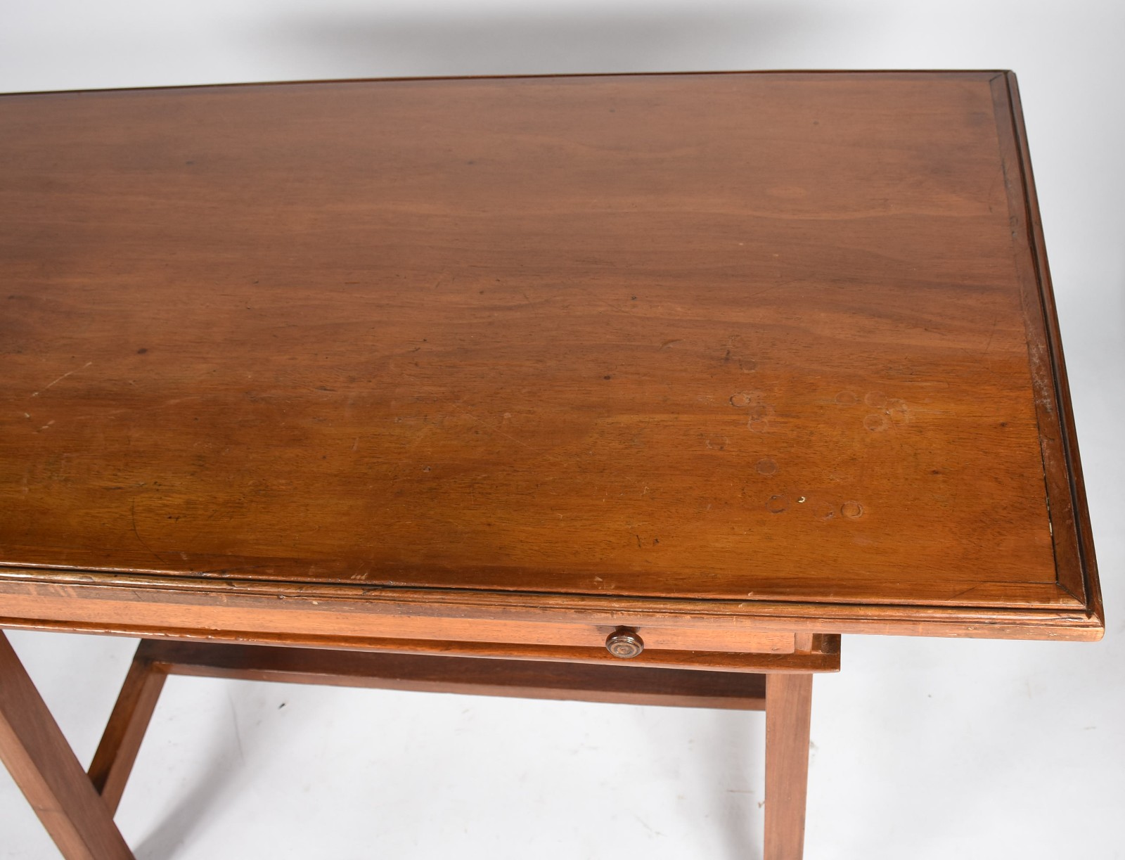 Mesa de escritório de madeira nobre, uma gaveta e pernas feitio... - foto 5 de 5