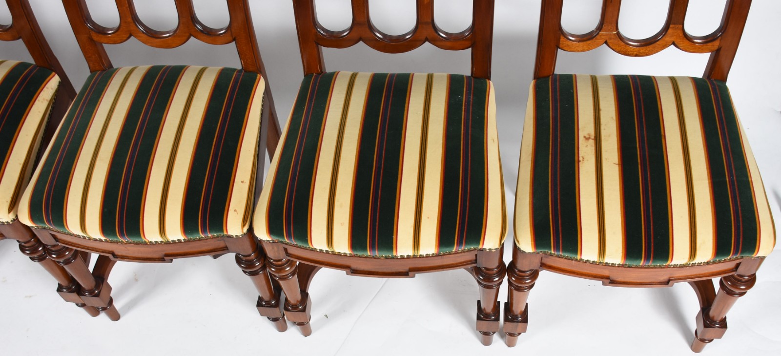 Mesa de jantar de madeira nobre, quatro pernas torneadas ligadas por... - foto 5 de 9