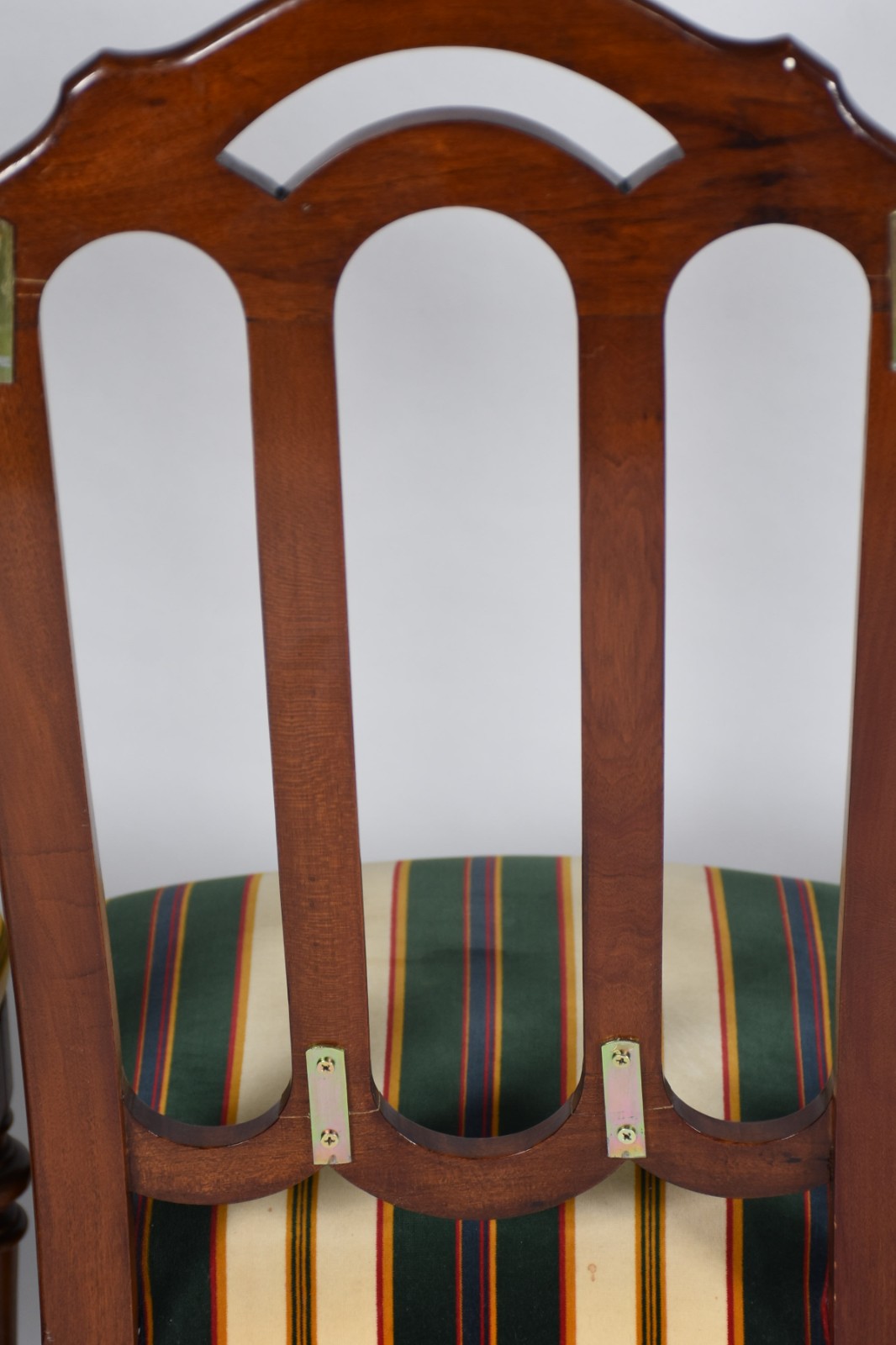 Mesa de jantar de madeira nobre, quatro pernas torneadas ligadas por... - foto 6 de 9