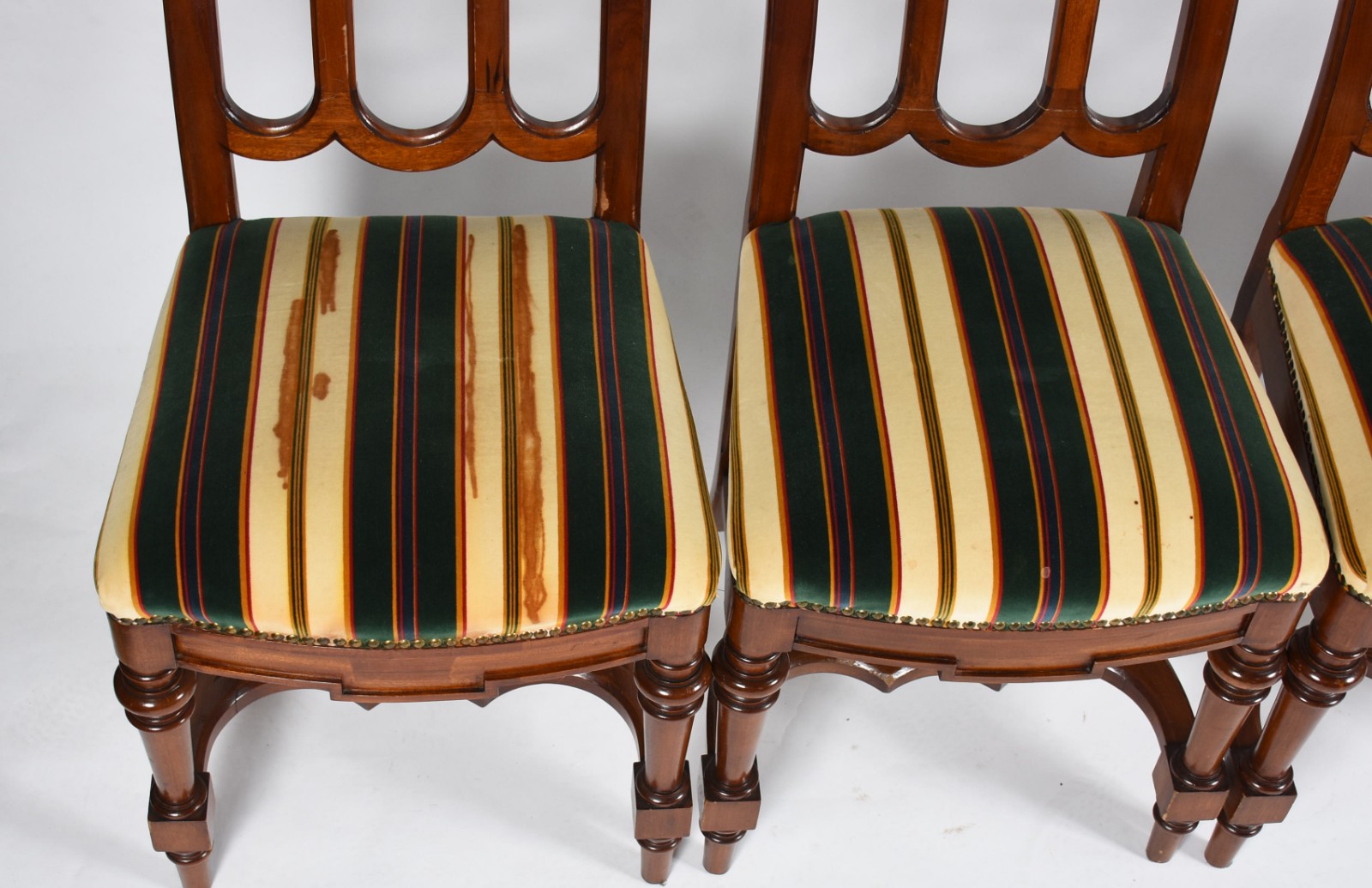 Mesa de jantar de madeira nobre, quatro pernas torneadas ligadas por... - foto 9 de 9