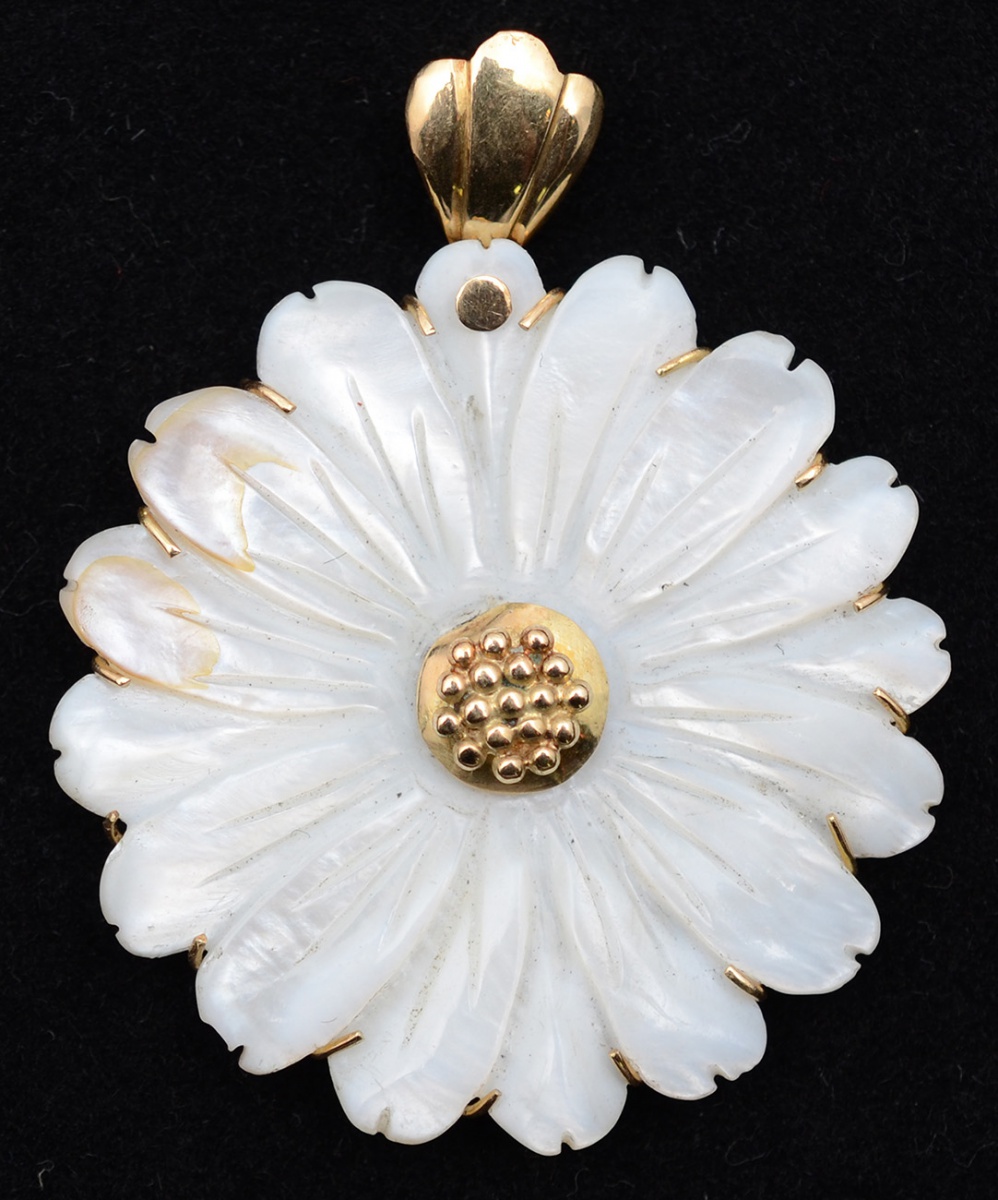 Pendente em forma de margarida em ouro amarelo 18 k e madrepérola...