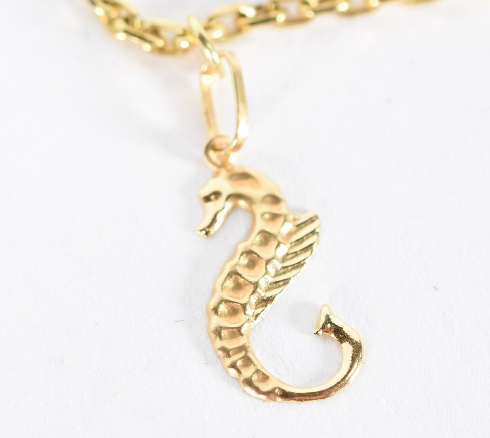 Pulseira em ouro 18 k com elós, com pingente feitio cavalo marinho... - foto 1 de 4