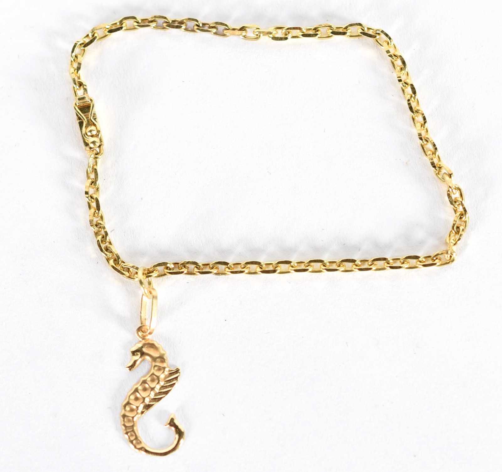 Pulseira em ouro 18 k com elós, com pingente feitio cavalo marinho... - foto 2 de 4