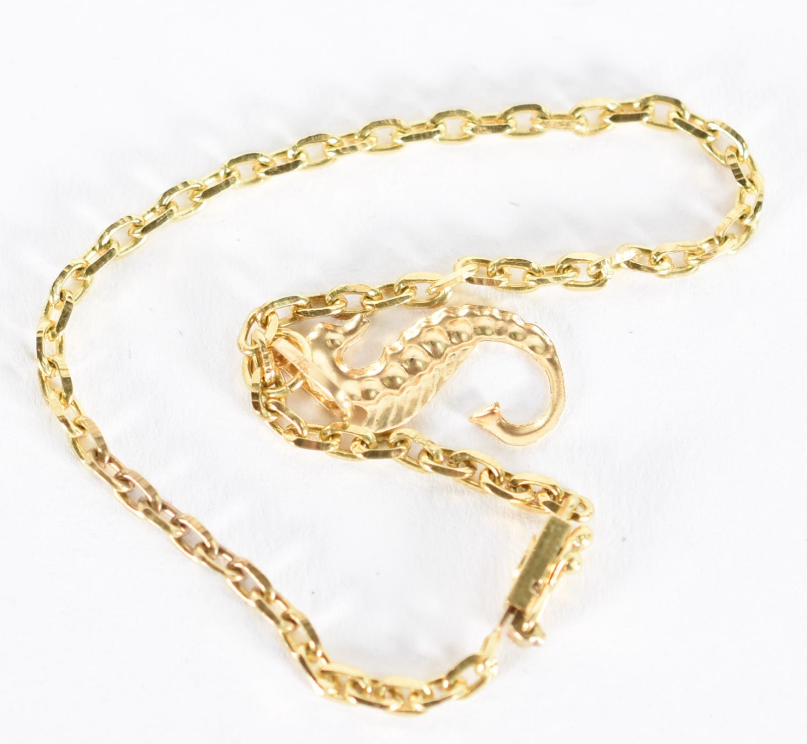 Pulseira em ouro 18 k com elós, com pingente feitio cavalo marinho... - foto 3 de 4