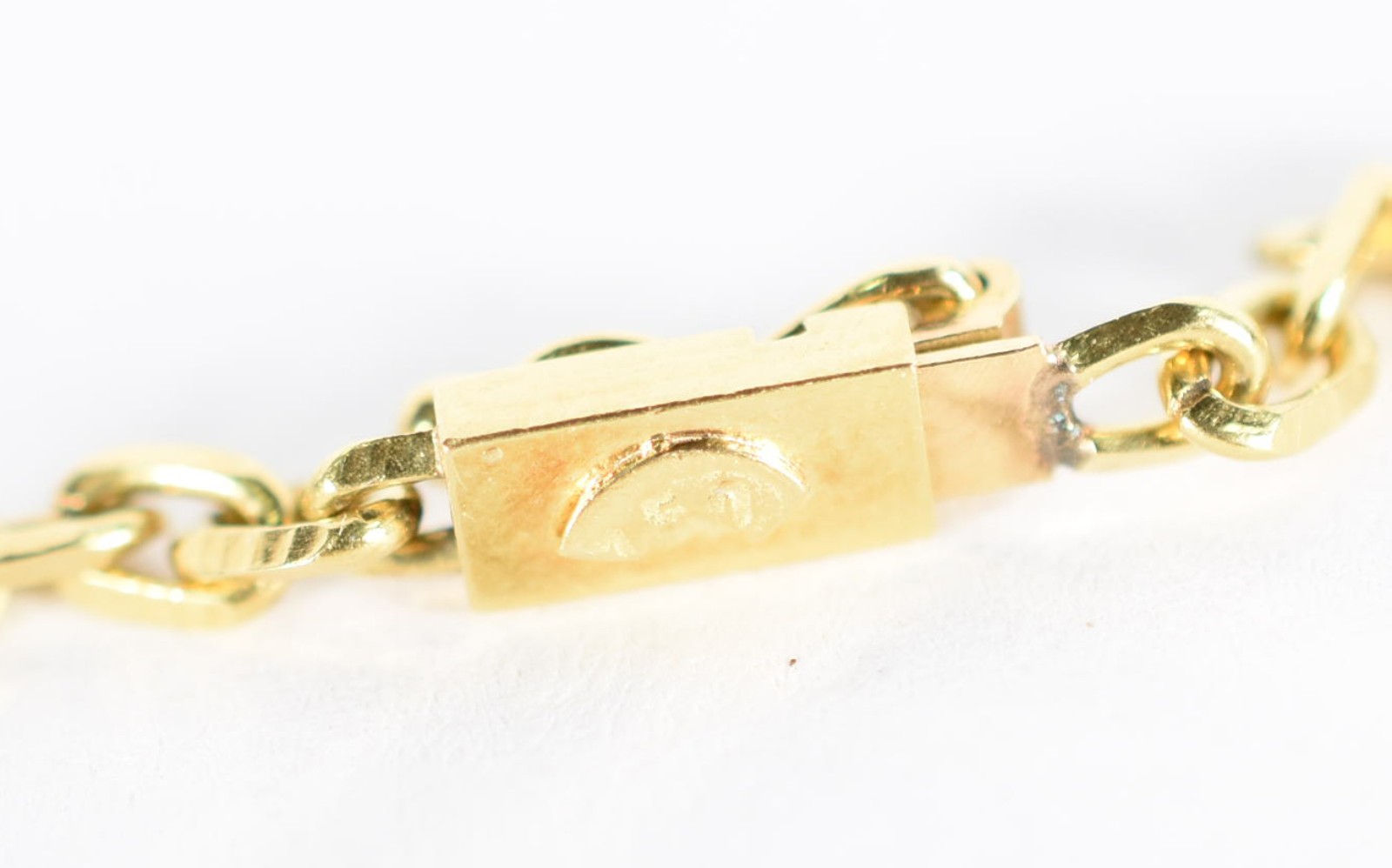 Pulseira em ouro 18 k com elós, com pingente feitio cavalo marinho... - foto 4 de 4