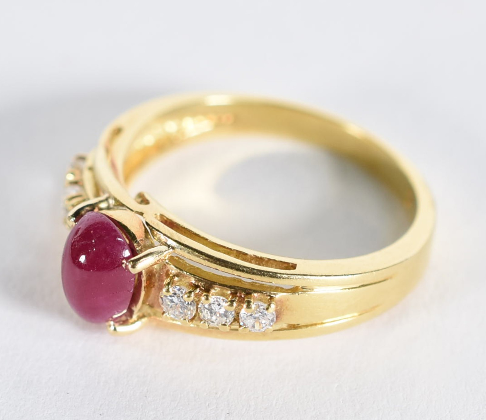 Anel em ouro 18 k com aplicações de 6 diamantes, aro 16 (Por motivos... - foto 2 de 4