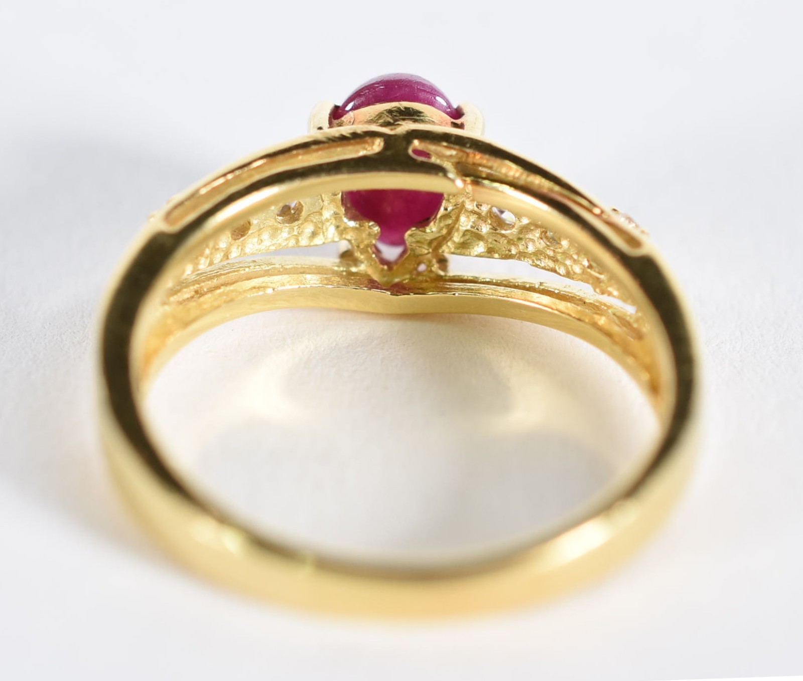 Anel em ouro 18 k com aplicações de 6 diamantes, aro 16 (Por motivos... - foto 3 de 4
