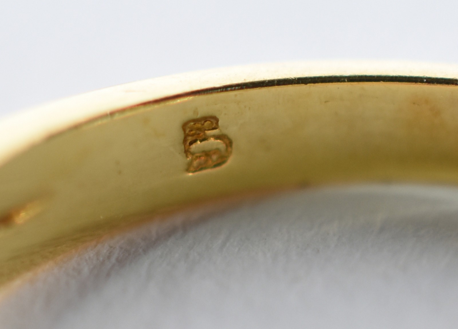 Anel em ouro 18 k com aplicações de 6 diamantes, aro 16 (Por motivos... - foto 4 de 4