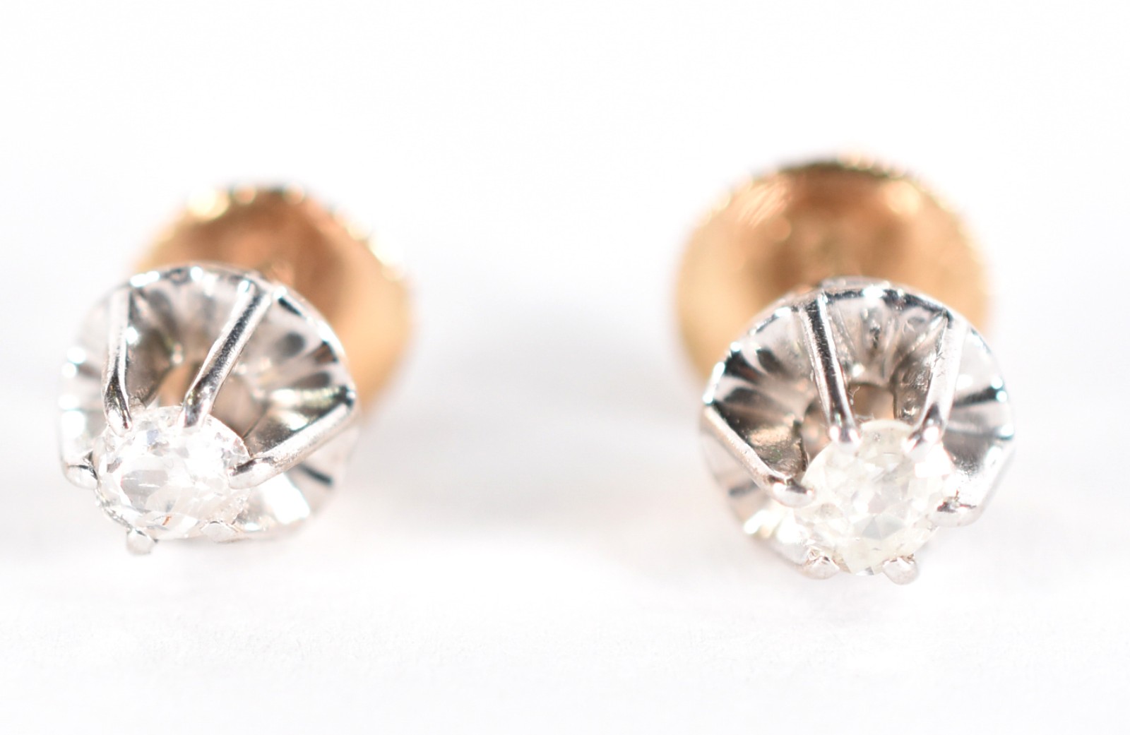 Par de brincos solitários em ouro branco 18 k, com um diamante... - foto 1 de 3