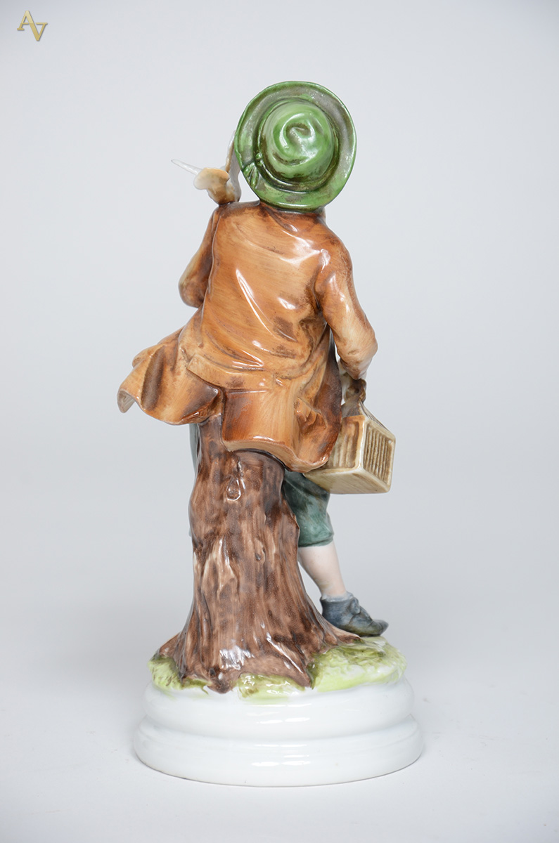Estatueta de porcelana representando menino com pássaro e bengala... - foto 2 de 2