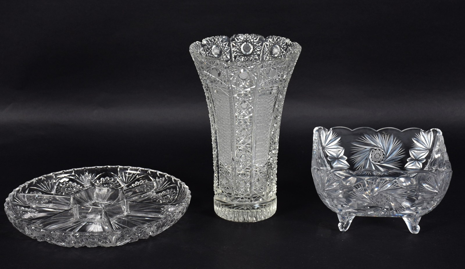 Três peças de cristal lapidado, sendo vaso, fruteira e porta petiscos. - foto 1 de 5