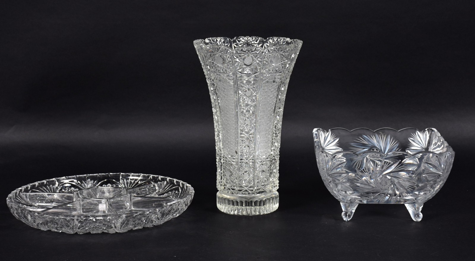 Três peças de cristal lapidado, sendo vaso, fruteira e porta petiscos. - foto 2 de 5