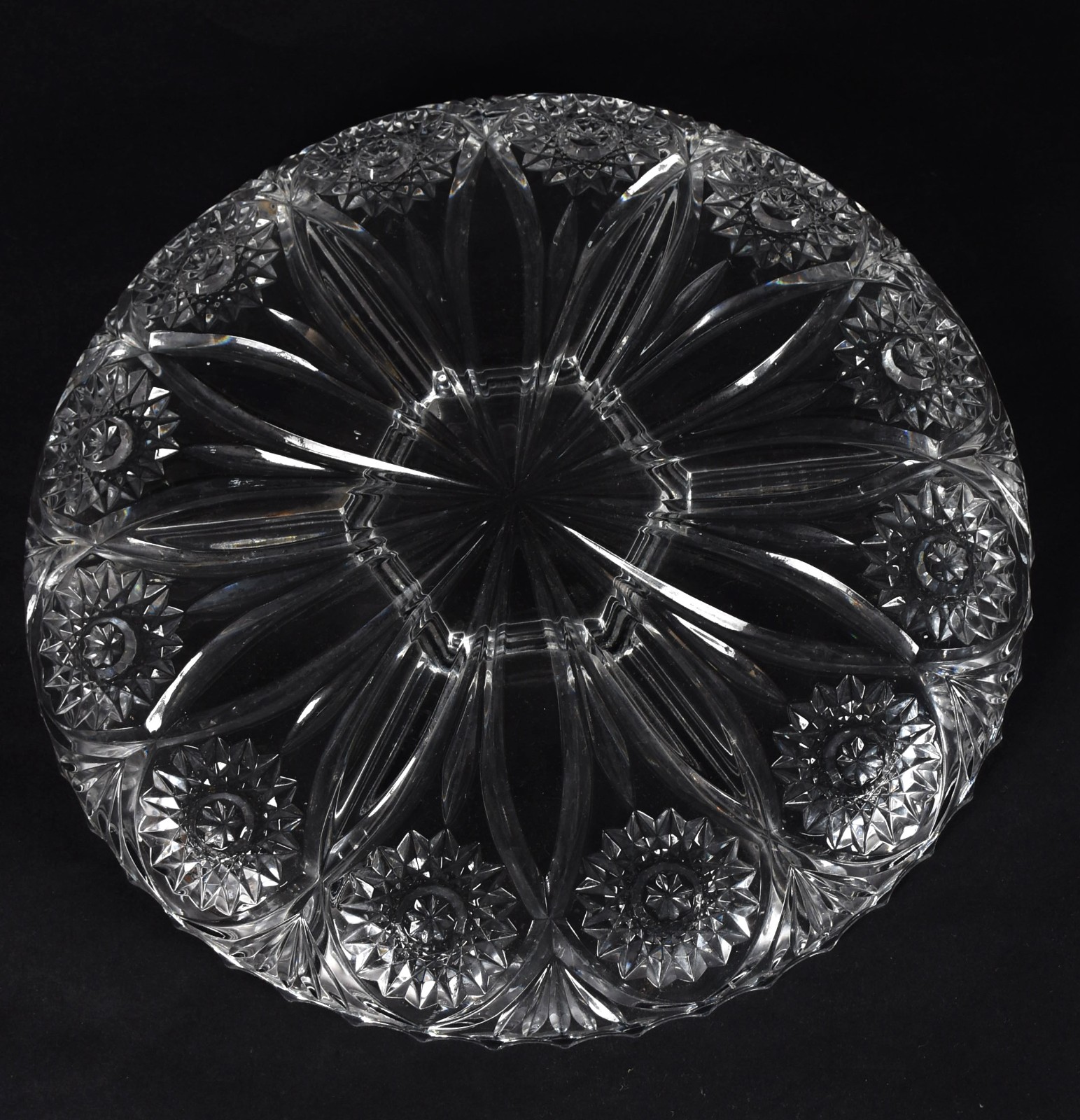 Três peças de cristal lapidado, sendo vaso, fruteira e porta petiscos. - foto 4 de 5