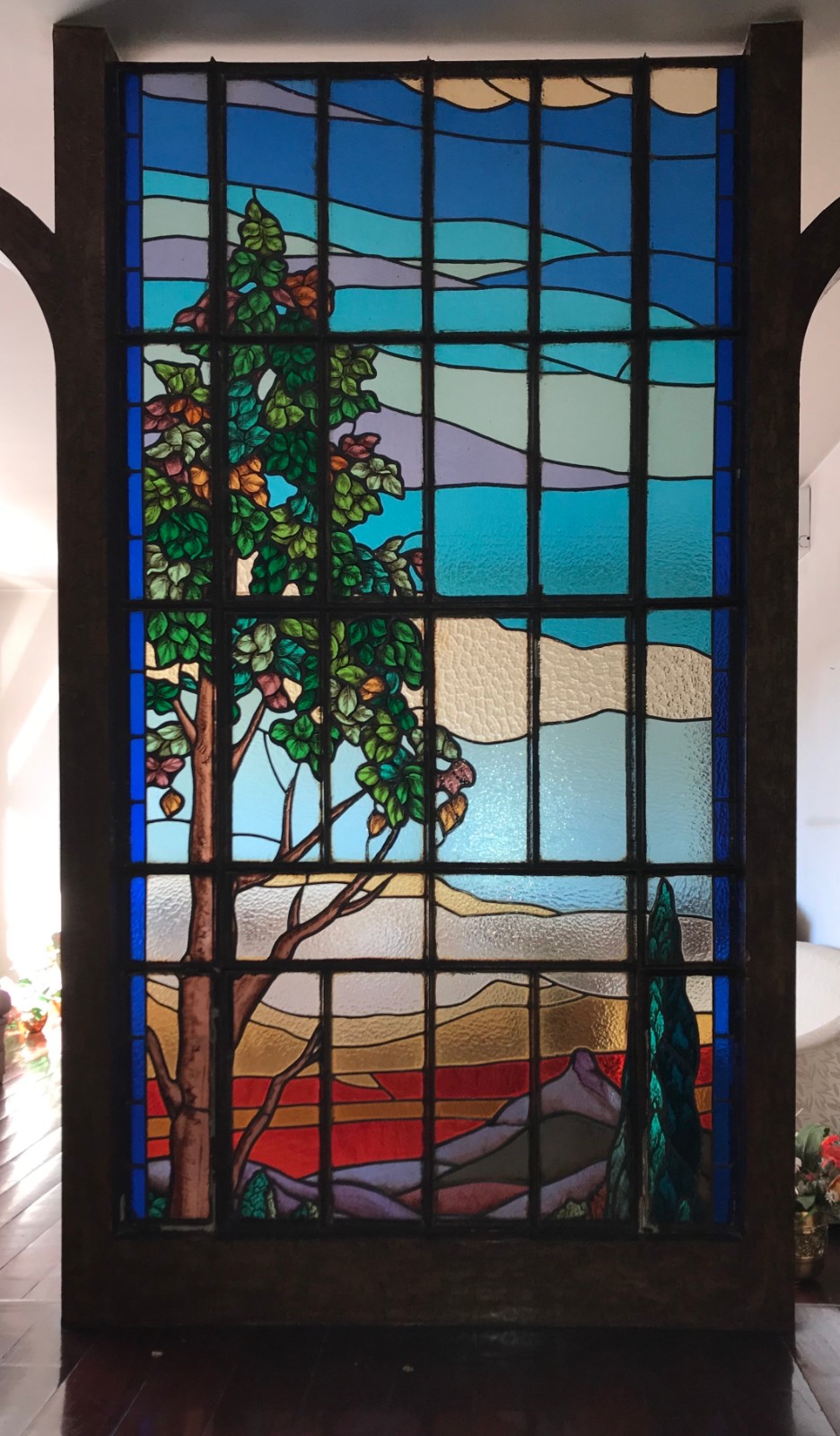 Vitral representando paisagem com árvore em placas de vidro colorido... - foto 1 de 7
