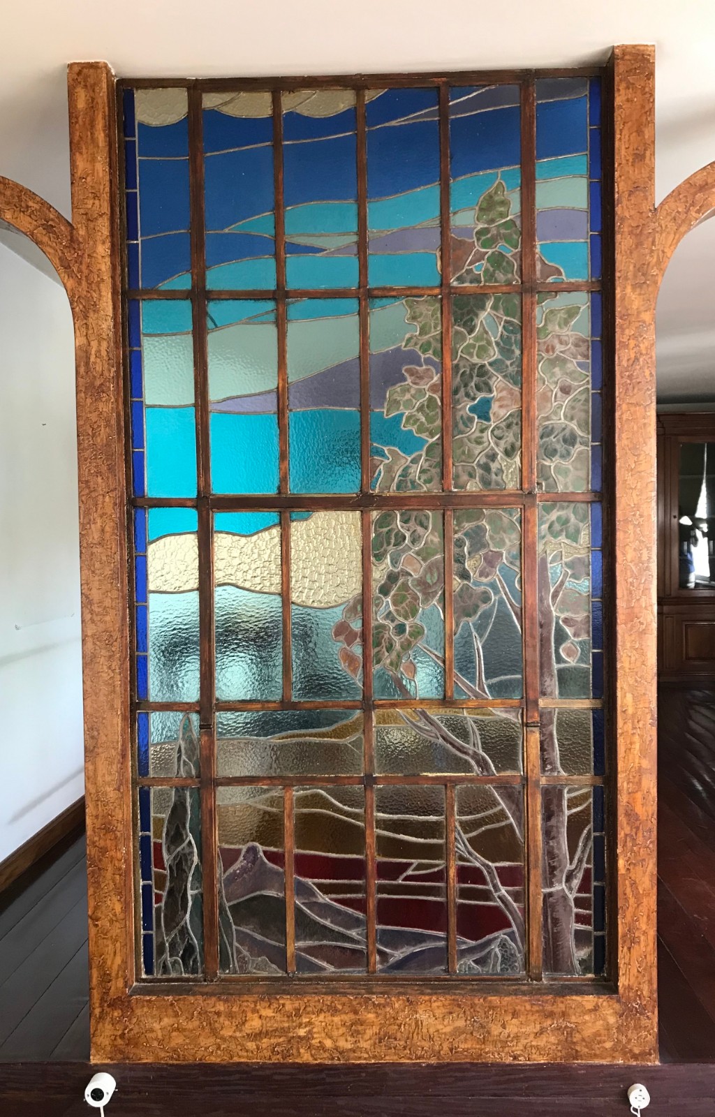 Vitral representando paisagem com árvore em placas de vidro colorido... - foto 2 de 7