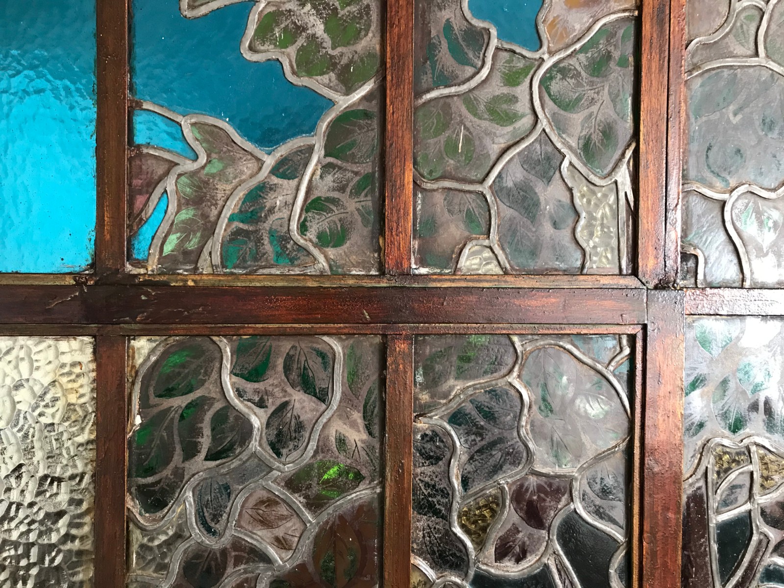 Vitral representando paisagem com árvore em placas de vidro colorido... - foto 3 de 7