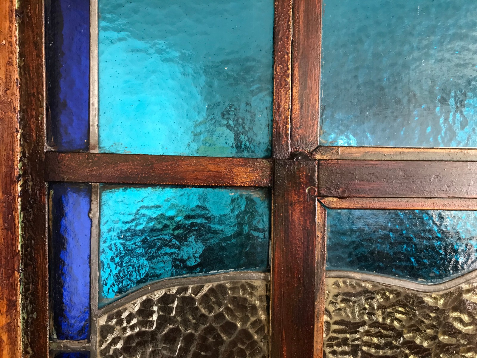 Vitral representando paisagem com árvore em placas de vidro colorido... - foto 4 de 7