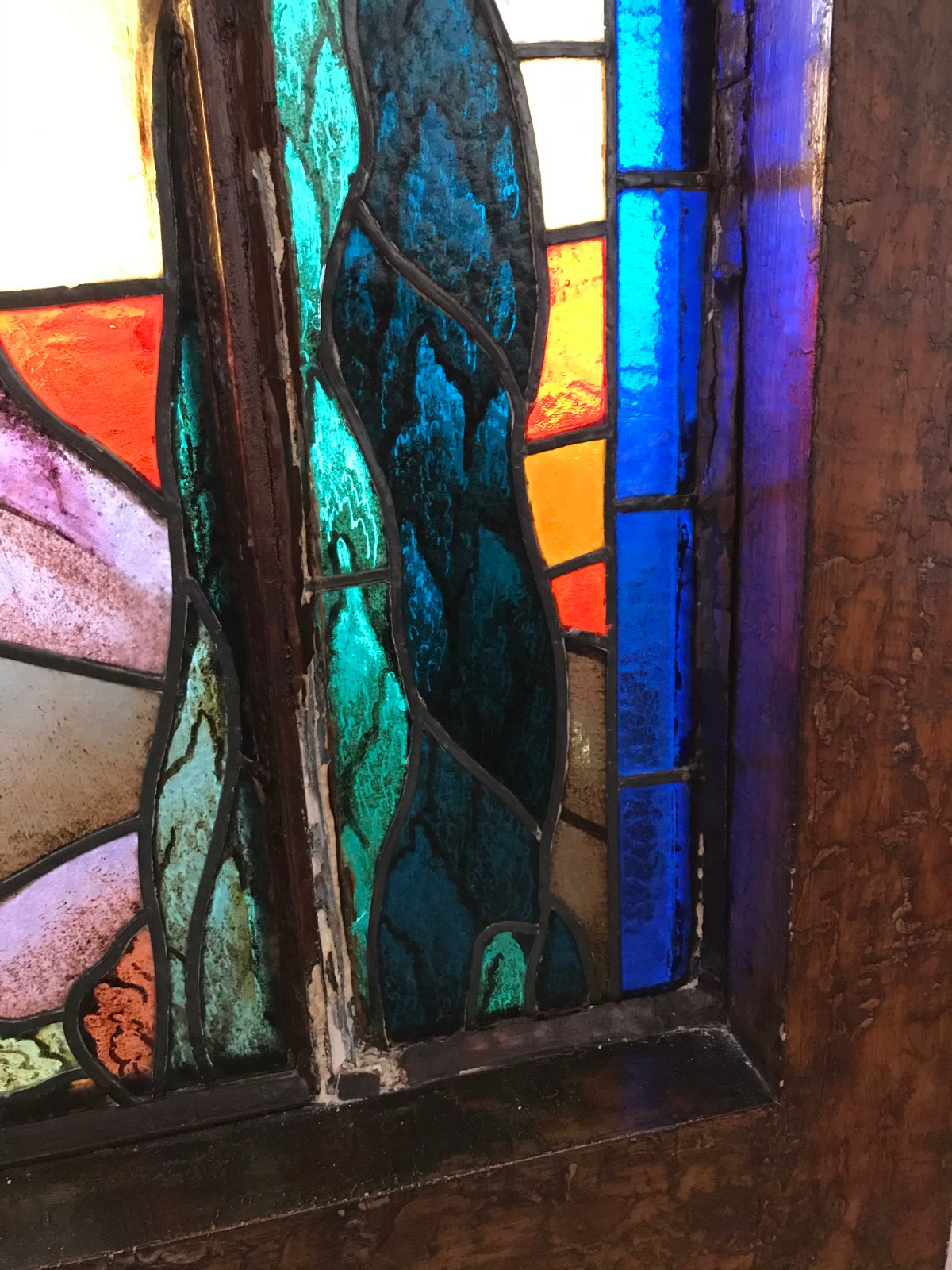 Vitral representando paisagem com árvore em placas de vidro colorido... - foto 6 de 7
