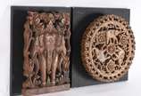 Três peças orientais de madeira entalhada, send... - Três peças orientais de madeira entalhada, sendo mesa indiana com suporte e dois quadros representando mandala e elefantes.