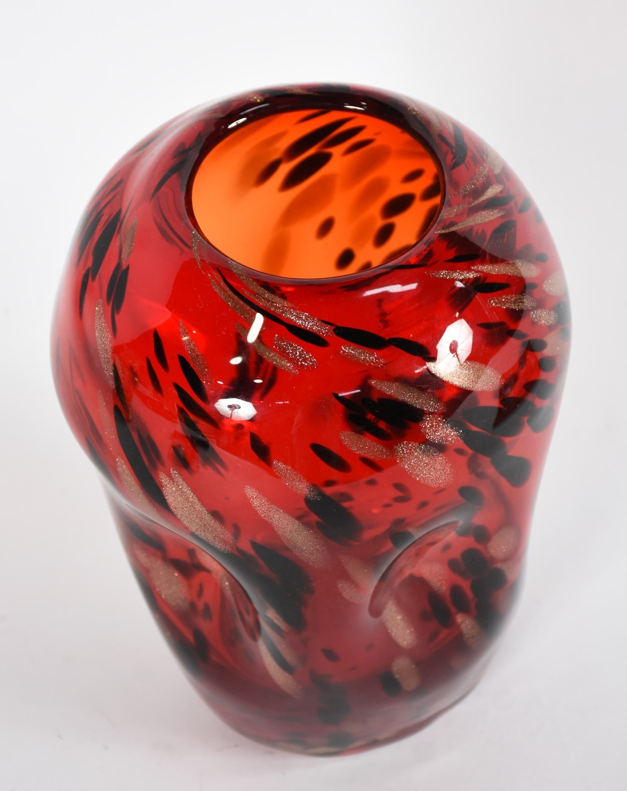 Vaso de vidro decorativo na cor vermelho com pó de ouro. - foto 2 de 3