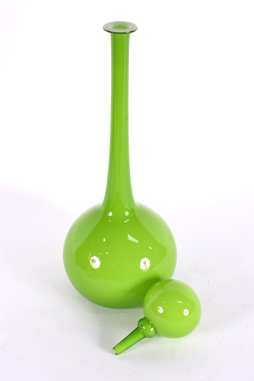 Garrafa de vidro decorativo na cor verde. - foto 2 de 2