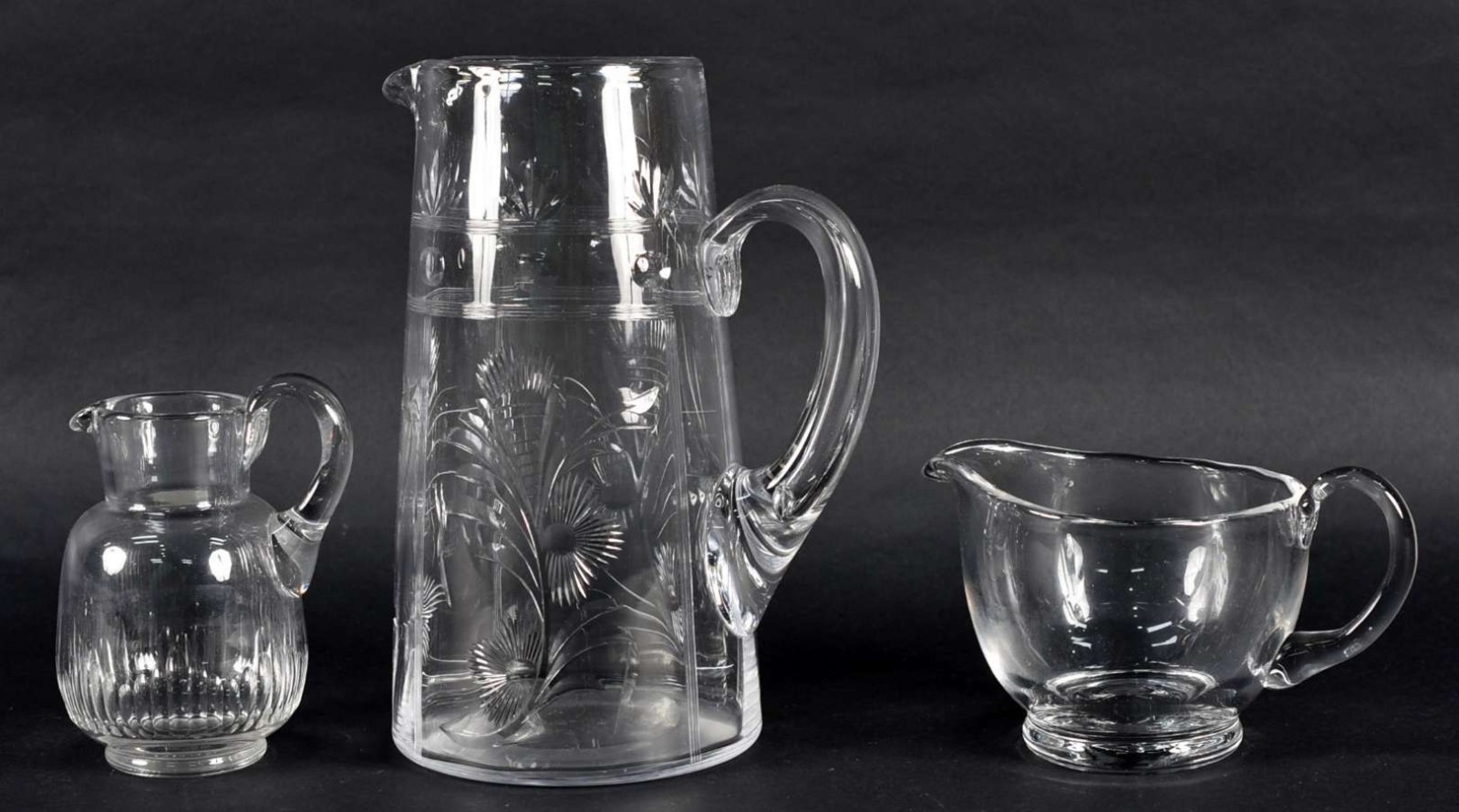 Três jarras para água de cristal europeu em diversos modelos. - foto 1 de 3