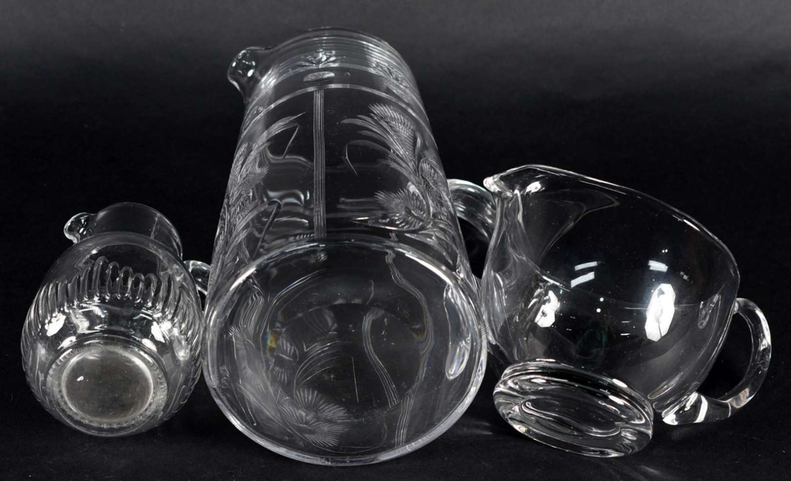 Três jarras para água de cristal europeu em diversos modelos. - foto 2 de 3