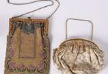 Duas bolsas de toilette, uma de miçangas desfia... - Duas bolsas de toilette, uma de miçangas desfiando.